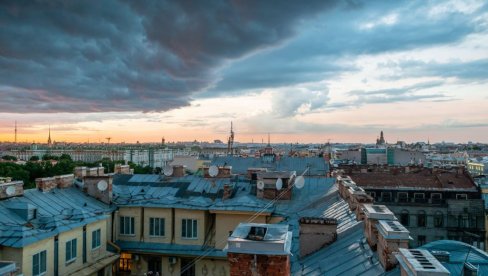 НЕВРЕМЕ ПОКОСИЛО МОСКВУ: Олујни ветар оборио 50 стабала, циклон изазвао проблеме и у Санкт Петербургу