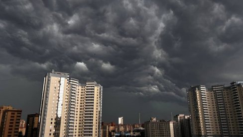 POPLAVA NA ULICAMA, CIKLON ČUPAO DRVEĆE: Pogledajte posledice nevremena u Sankt Peterburgu