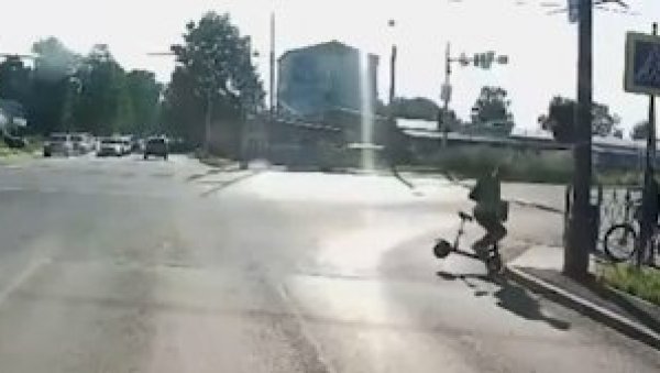 (УЗНЕМИРУЈУЋИ ВИДЕО) Возач електричног тротинета погинуо након удара у ивичњак