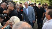 НАША СЕЛА ЛИЧЕ НА ШВАЈЦАРСКА, ЉУДИ СЕ ВРАЋАЈУ Председник Вучић у посети породици Тодоровић