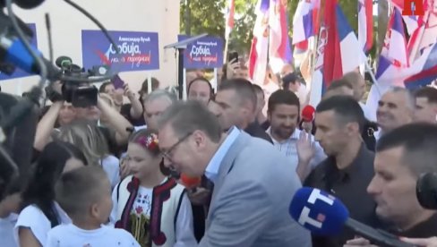 ВУЧИЋ СА НАРОДОМ У ЈАДРАНСКОЈ ЛЕШНИЦИ: Радосно дочекује председника Србије