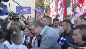 ВУЧИЋ СА НАРОДОМ У ЈАДРАНСКОЈ ЛЕШНИЦИ: Радосно дочекује председника Србије