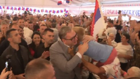 ВУЧИЋ СА НАРОДОМ У ЈАДРАНСКОЈ ЛЕШНИЦИ: Радосно дочекује председника Србије