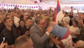 ВУЧИЋ СА НАРОДОМ У ЈАДРАНСКОЈ ЛЕШНИЦИ: Радосно дочекује председника Србије