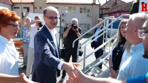 MACUT OBILAZI MOBILNU AMBULANTU U VELIKOM SELU U BEOGRADU: Premijer sa ministrom Lončarom pregleda pacijente (VIDEO)