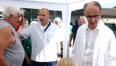 MACUT OBILAZI MOBILNU AMBULANTU U VELIKOM SELU U BEOGRADU: Premijer sa ministrom Lončarom pregleda pacijente (VIDEO)
