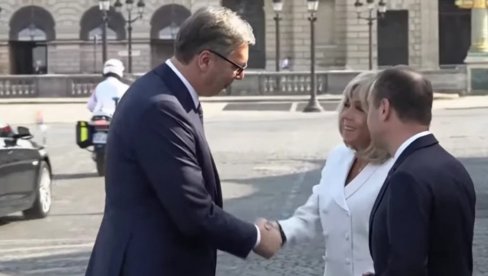 VUČIĆ STIGAO NA VOJNU PARADU U PARIZU: Brižit ga srdačno dočekala, u toku svečani defile pod smotrom Makrona (VIDEO)