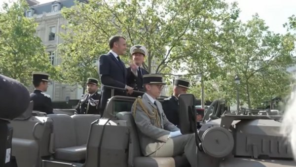 КРЕЋЕ СПЕКТАКЛ, ПОЧЕЛА ВОЈНА ПАРАДА ПОВОДОМ ДАНА ПАДА БАСТИЉЕ! Синоћ одржан ватромет, на данашњој прослави и председник Србије