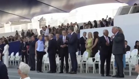 VUČIĆ NA VOJNOJ PARADI U PARIZU: Brižit ga srdačno dočekala, u toku svečani defile pod smotrom Makrona (VIDEO)