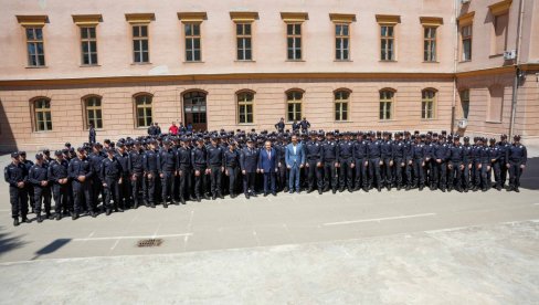 KADA JE NAJTEŽE, SVI ZOVU POLICIJU: Ministar Dačić na promociji 55. i 56. klase COPO u Sremskoj Kamenici (FOTO)