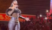 RIJANA NA SCENI POSLE 3 GODINE, FANOVI U ŠOKU: Pevačica iznenadila sve kad se pojavila kao gost na koncertu, dočekana ovacijama (VIDEO)