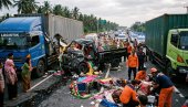 SVATOVI PESMOM OTIŠLI PRAVO U SMRT: Kamionet sa gostima smrvljen između dva šlepera, najmanje 13 mrtvih