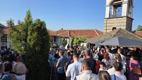 BOGATSTVO JE DAVATI, A NE PRISVAJATI: Manastir Svetih vračeva Kozme i Damjana u Zočištu obeležio slavu (FOTO)