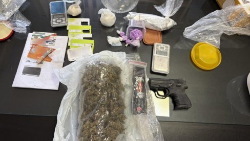 U KUĆI I DVORIŠTU DROGA I PIŠTOLJ: U Bačkoj Palanci uhapšen M.T. (37) osumnjičen za trgovinu narkoticima i nelegalno oružje