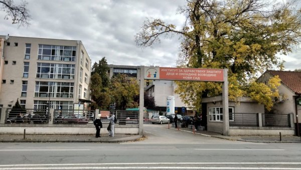 ТЕШКЕ ПОВРЕДЕ НА ЛИЦУ И ГЛАВИ: Познато стање малолетника (15) повређеног у среду увече у парку код Медицинске школе у Новом Саду