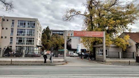 TEŠKE POVREDE NA LICU I GLAVI: Poznato stanje maloletnika (15) povređenog u sredu uveče u parku kod Medicinske škole u Novom Sadu
