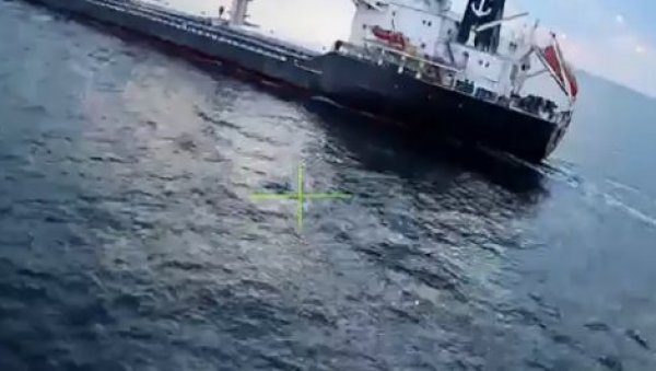 РУСКИ ДРОН ПОТАПА УКРАЈИНСКИ БРОД: Испливао невероватан снимак са Црног мора (ВИДЕО)