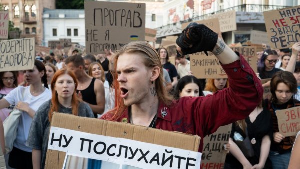 ЗЕЛЕНСКИ ПРЕД ПАДОМ, СМЕНИО НАЈПОУЗДАНИЈЕГ ЧОВЕКА: Реке људи на улицама Кијева
