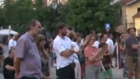 Totalni debakl blokadera u Kragujevcu: Došlo im do 100 ljudi na tribinu, prosek godina studenata - 65 godina!