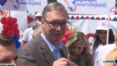 VUČIĆ SA NARODOM: Predsednik Srbije stigao u Lapovo (FOTO/VIDEO)