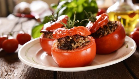 RECEPT ZA PUNJENI PARADAJZ: Letnji ručak kome ćete se vraćati