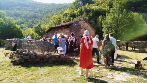 OŽIVEO NEKADAŠNJI MANASTIR POSLE ČETIRI VEKA: Svete liturgije ponovo u srednjovekovnoj Namasiji (FOTO)