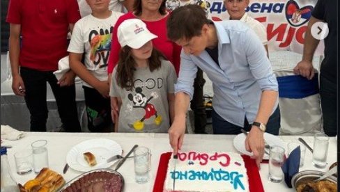 ŽESTOKA PORUKA BRNABIĆEVE IZ BOŽETIĆA: Nama treba Ujedinjena Srbija, a ne blokaderska mržnja i teror! (FOTO)