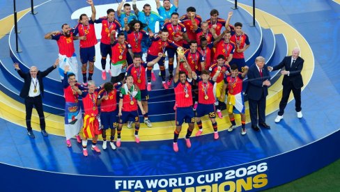 SCENA ZA ISTORIJU MUNDIJALA: Donald Tramp uručio medalje i pehar svetskim šampionima! (FOTO)