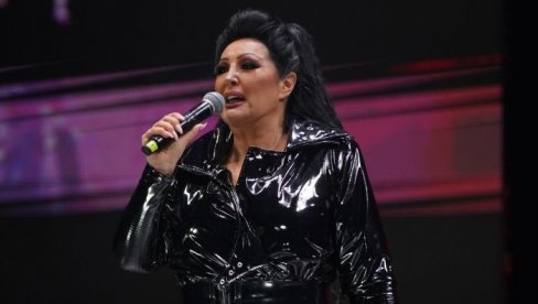 JAKO MI JE LOŠE, MORAM KOD LEKARA: Dragana Mirković prekinula nastup u Hrvatskoj - počela da plače, pa napustila binu