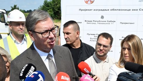 VUČIĆ U SVILAJNCU OBIŠAO TRENING CENTAR: Vaše znanje je put u budućnost Srbije (VIDEO)