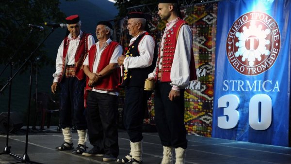 ЈУБИЛАРНО 30. СИЈЕЛО ТРОМЕЂЕ У СТРМИЦИ КОД КНИНА: Ојкачка песма нам је живот, и састајање и растајање