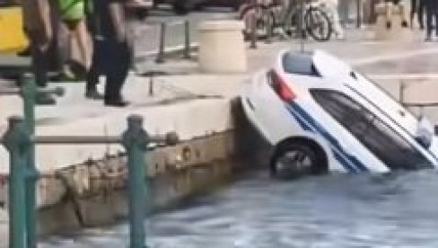 NESVAKIDAŠNJA SCENA U HRVATSKOJ: Policijski auto završio u moru, vozač kažnjen (VIDEO)