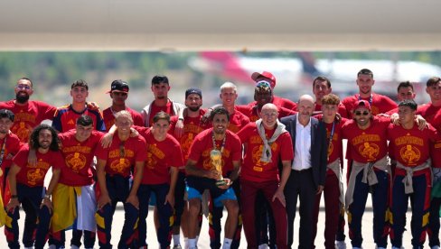 ŠPANIJA DOČEKALA HEROJE! Šampioni sveta stigli u Madrid! Dobili ovacije kakve se ne pamte! (FOTO)