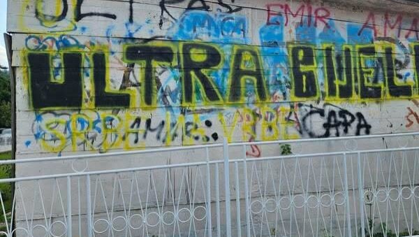 СРБЕ БИ НА ВРБЕ И ИСПОД ОБРОВА: У Бијелом Пољу освануо усташки графит