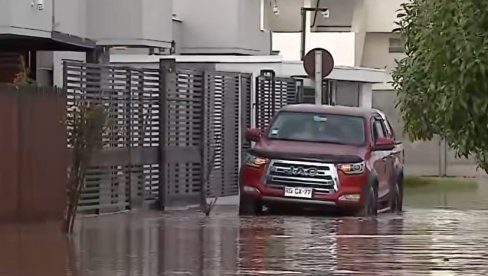 HAOS U ČILEU! U nevremenu 10 ljudi poginulo, hiljade evakuisano, desetine hiljada bez struje (FOTO/VIDEO)