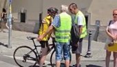 SKANDAL U ZEMUNU: Blokaderi opet divljaju, nisu dali starijem čoveku na biciklu da prođe