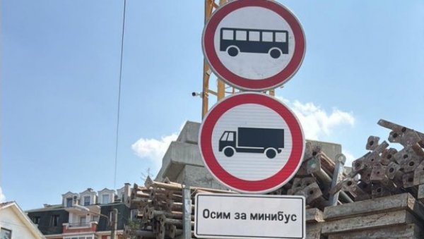 ПРОЛАЗИ 26Л АЛИ И ТЕШКИ ТЕРЕТЊАЦИ: После једнодневне забране, кроз Војводе Влаховића поново иде минибус