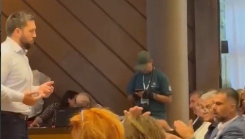 POGAČAR I CVIJETIĆ OD SKUPŠTINE PRAVE KAFANU: Blokaderski duo novosadske opozicije pokušao da isprovocira parlament