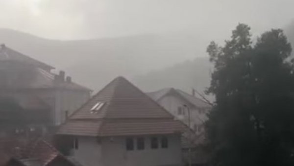 ЦРНО НЕБО НАД СИРИНИЋКОМ ЖУПОМ: Драматични снимци јаког невремена и града (ФОТО/ВИДЕО)