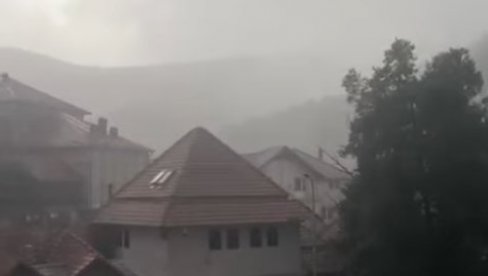 CRNO NEBO NAD SIRINIĆKOM ŽUPOM: Dramatični snimci jakog nevremena i grada u Sirinićkoj Župi (FOTO/VIDEO)