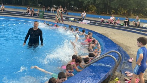 KAD PROFA OBUČI, BEZBEDNI STE NA VODI: Srđan Neškoski 11 godina uspešno sprovodi projekat Zaplivaj život