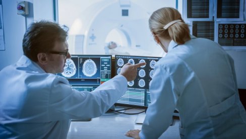 BEZ OTVARANJA GLAVE U MOZAK UGRADILI STENT! U UKCS prvi put primenjena radiološka procedura na mladom bolesniku
