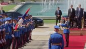 NAJVIŠE DRŽAVNE POČASTI I CRVENI TEPIH ZA BABIŠA: Premijer Macut dočekao svog češkog kolegu (VIDEO)