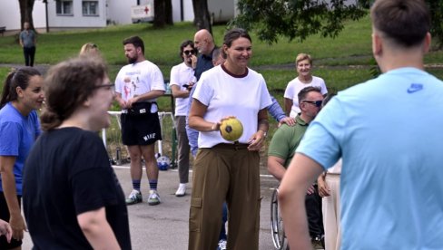 PREDVOĐENI DRAGANOM CVIJIĆ! Heroji Beogradskog maratona posetili učesnike rehabilitaciono-rekreativnog kampa za decu sa invaliditetom