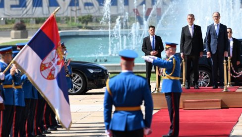 NAJVIŠE DRŽAVNE POČASTI I CRVENI TEPIH ZA BABIŠA: Premijer Macut dočekao svog češkog kolegu (FOTO/VIDEO)