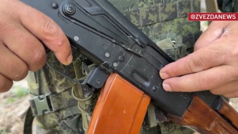 ČUDO NA FRONTU: Puška spasila ruskog vojnika! Eksplozija je prepolovila, njemu ništa - on našao drugu i nastavio juriš! (VIDEO)