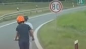 HOROR SNIMAK SA AUTO-PUTA: Dva dečaka na jednom trotinetu vozila između Inđije i Pazove - Sekunde ih delile od tragedije (VIDEO)