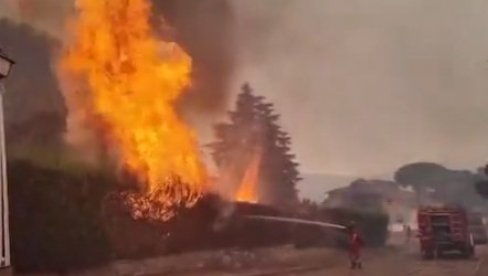 GORE KUĆE I VOZILA, EVAKUISANO VIŠE OD 10.000 LJUDI: Panika u Madridu, požari stigli do luksuznih naselja (VIDEO)