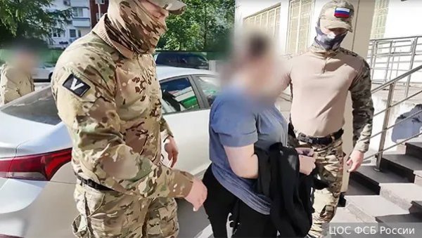 ПОДМЕТНУЛА БОМБУ РУСКОМ БЕЗБЕДЊАКУ: ФСБ објавио снимак хапшења Рускиње (30) усред Москве (ВИДЕО)
