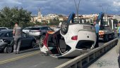KOLAPS NA BRANKOVOM MOSTU: Automobil se prevrnuo na krov, jedna osoba povređena,